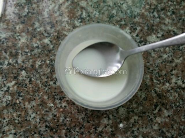 玉米淀粉和温开水调散倒入面包机内；
