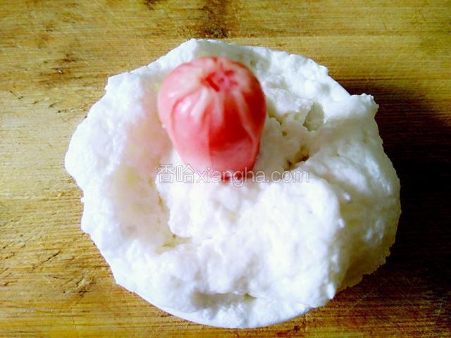 给面粉和泡打粉里加入牛奶，把小香肠没切的那一端放入碟子里沾满调好的液体里。
