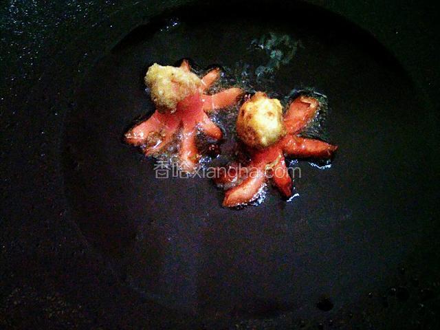 给锅里加点油，开大火，油热后把小香肠放入锅里炸好，盛入盘子里即可食用。