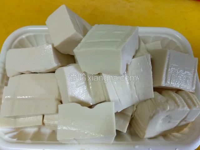 豆腐泡一下盐水，切块