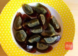 皮蛋香辣豆腐的做法图解1