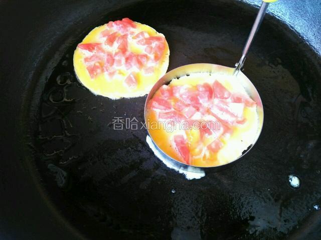 蛋液凝固以后，取走模具再做另一个。