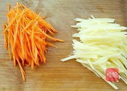 红萝卜土豆丝的做法图解1