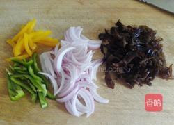 洋葱木耳的做法图解1