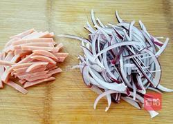 火腿炒洋葱的做法图解1