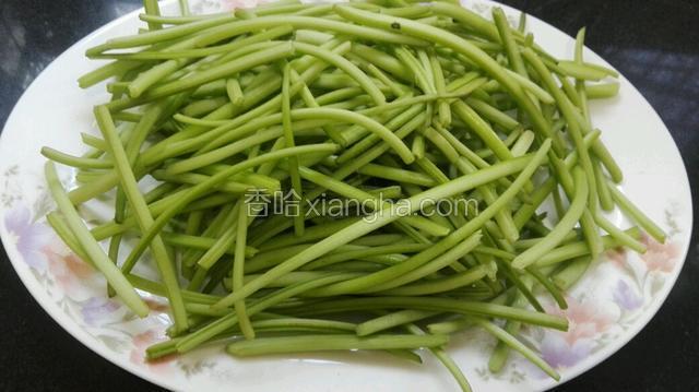 将红薯叶茎冲洗干净
