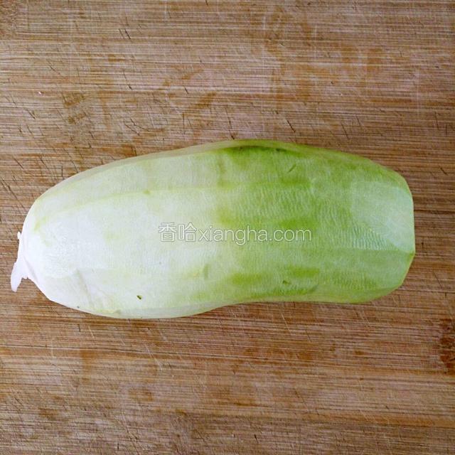 萝卜洗干净，去皮！