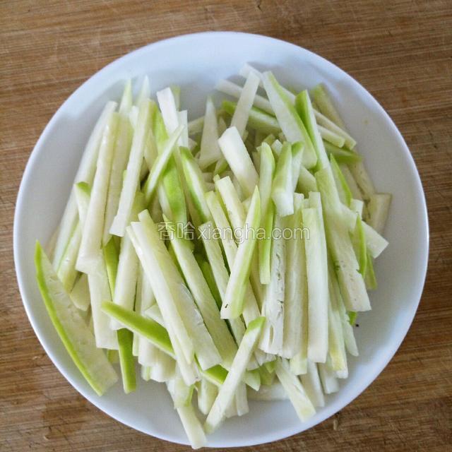 切成细长条备用，无需用盐腌。