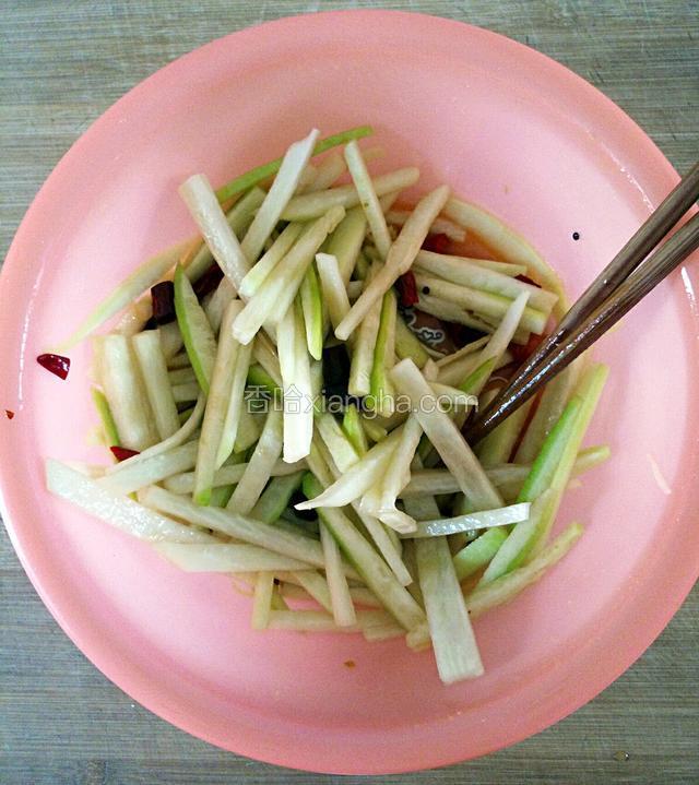 浇完油，倒入味精，白醋，香醋，调入盐，上下翻拌，用筷子搅拌，使之入味！