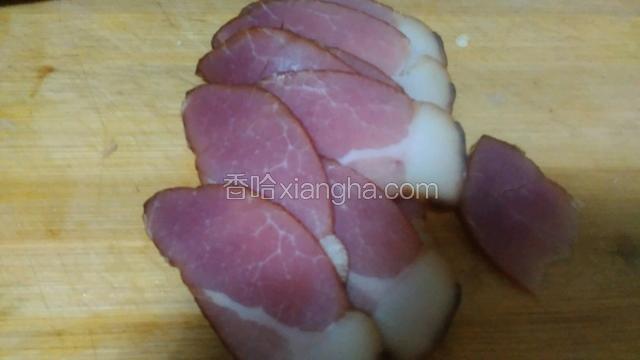 将腊肉切片