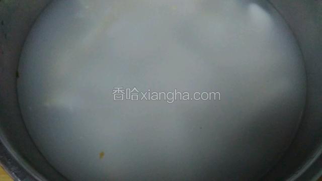将芋头片放入水中加少许的盐洗净