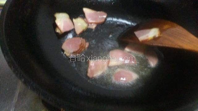 锅中溜底油放入腊肉
