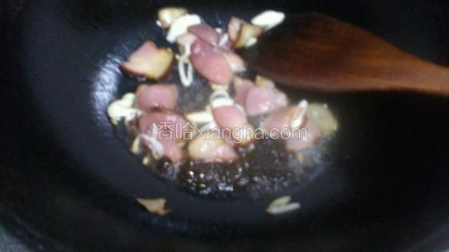 加入葱姜炒香