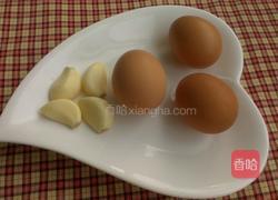 蒜泥拌鸡蛋的做法图解1