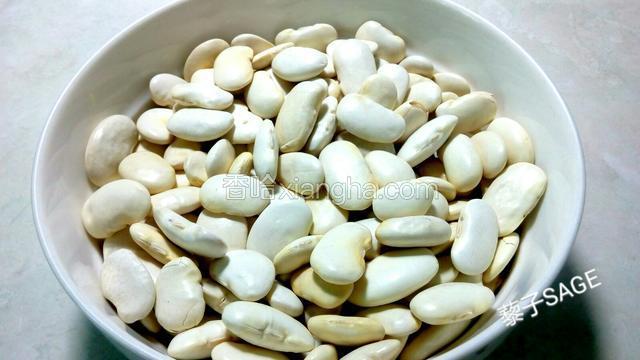 制作白芸豆馅：白芸豆清洗干净后用清水浸泡一夜，浸泡时候要多加多些水，因为白芸豆吸水能力很强。