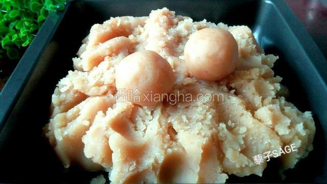 将白芸豆泥炒成比较干硬些的馅料团。馅冷却后，用手揉成团且不黏手（如果馅比较湿软，则需要重新用小火翻炒片刻，直到馅料达到需要的硬度。）
