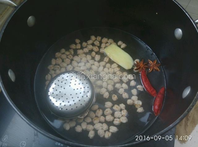 把花椒和香叶装调料盒。把除盐以外的食材全部倒进锅中。倒入两碗水。浸泡五小时。
