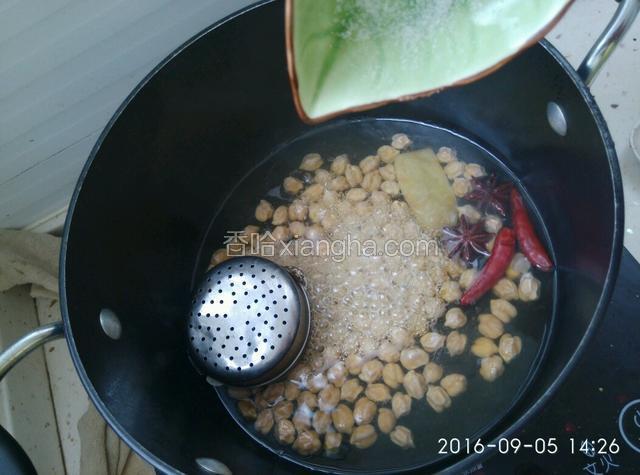 大火把锅中水烧开，改中火煮15分钟。放入盐，再煮一分钟关火。