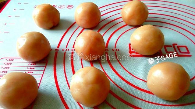 称取500克白芸豆馅，也分成10份。 
