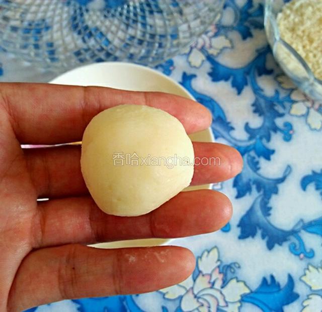 双手将图8的土豆泥团成球状，如果土豆泥粘手，可以蘸点水。