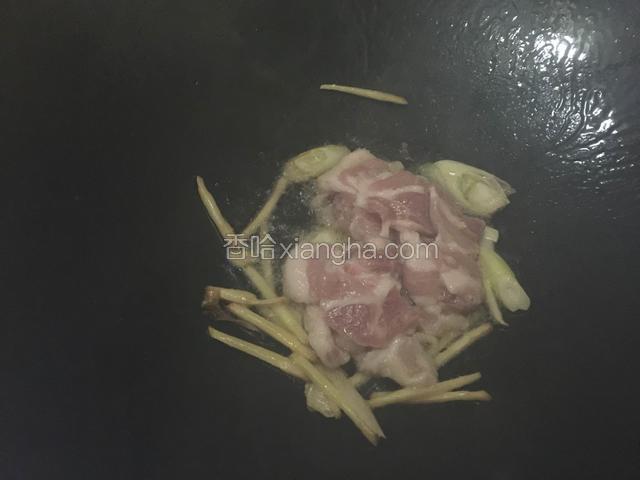 锅烧热放入葱姜煸香倒入肉片翻炒均匀放入少许酱油翻炒片刻后起锅盛出