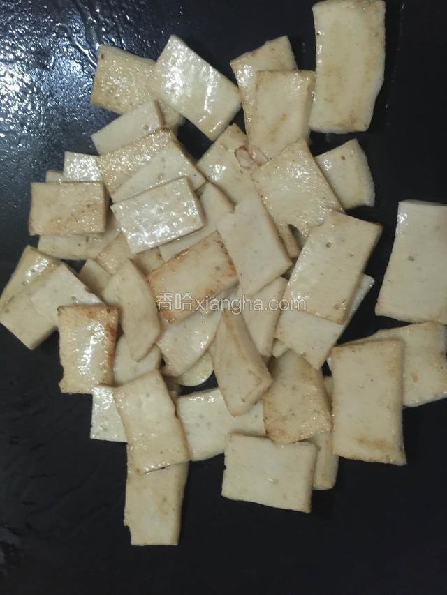 加入少许油翻炒片刻至千叶豆腐表面微黄即可放入青红椒和木耳翻炒均匀盛出，锅中加少许油放入一勺豆瓣酱小火煸香，放入适量的清水后倒入炒好的肉片翻炒一下，使肉入味，随即把刚刚炒过的菜倒入锅中加入一点点盐、鸡精和半勺蚝油，放入蒜苗即可起锅