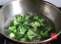 西兰花炒海苔鸡蛋的做法图解3