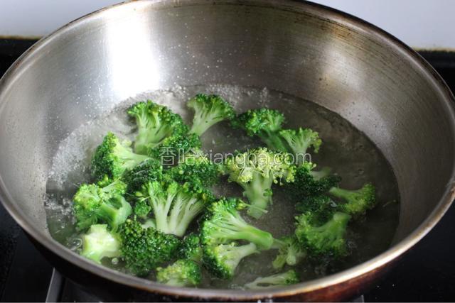西兰花焯水，加入适量的盐，然后捞出沥干