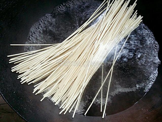 锅内加一升左右的清水，开大火把水烧开，然后把面条下锅煮两分钟，面条煮制标准是；把煮的面捞出一根掐断，面条内部还剩四分之一的白点时，马上捞出（再煮就煮老了）