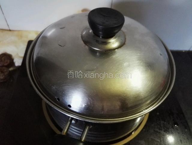 盖上锅盖改小火煮25分钟