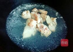 猪尾骨汤的做法图解3