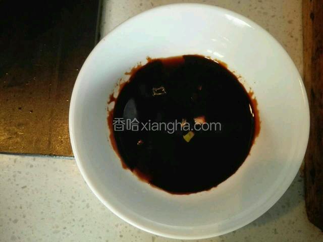 碗中加入耗油，海鲜酱油，葱姜蒜，秘制酱汁，搅拌均匀。