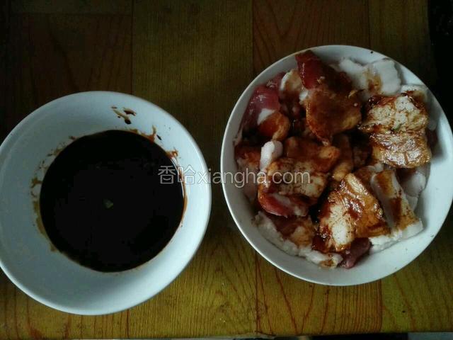 把每片肉沾上酱汁，放冰箱冷藏4个小时或隔夜。