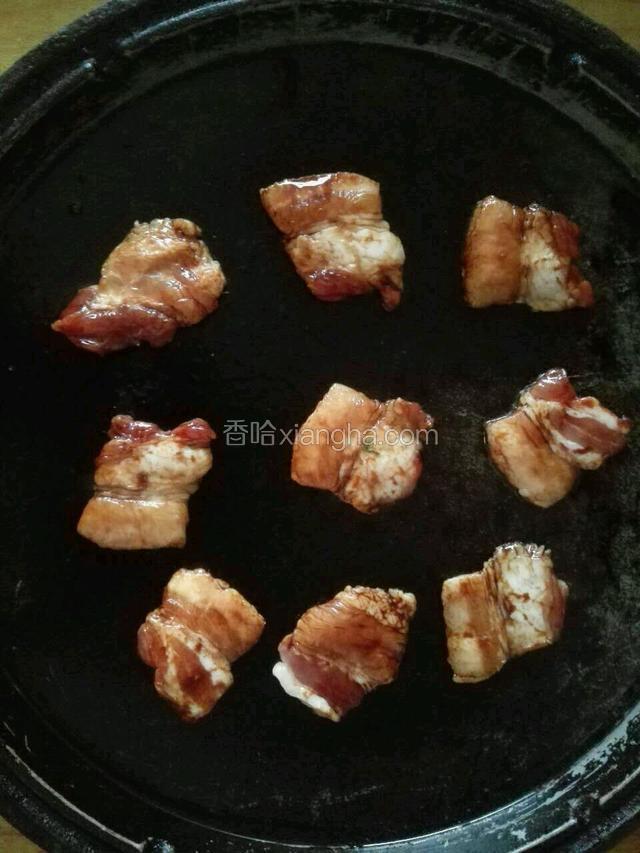 平底锅放少许油，油热后下入五花肉片。煎至一面焦黄后翻面，撒上少许孜然粉，继续煎至两面成熟。