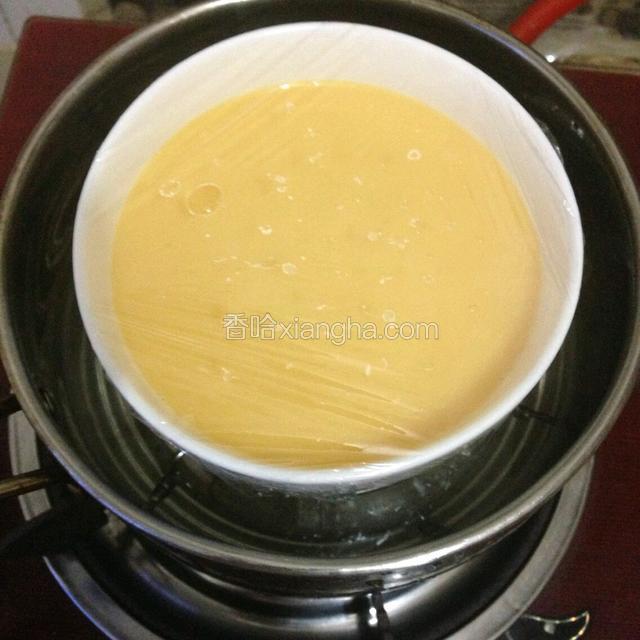 锅中注入适量清水，放上鸡蛋