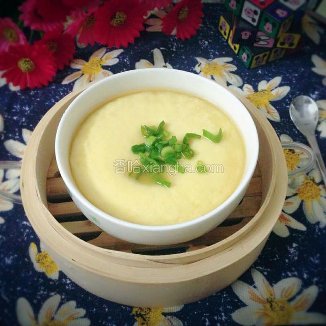 出锅前加一勺鱼露进行调味，撒少许葱花装饰下即可食用