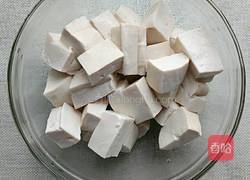 香肠炒豆腐的做法图解1