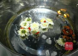 菊花山楂茶的做法图解2