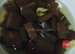 烧烤味煎鸭血蛋的做法图解1