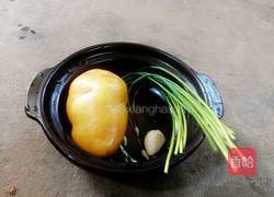 炖土豆块的做法图解1