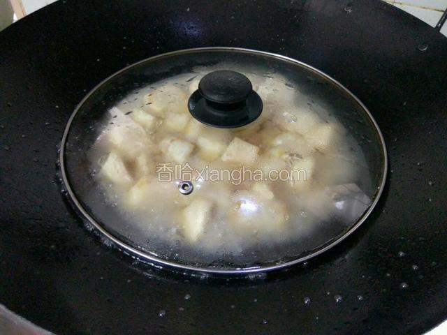 盖上盖子小火焖煮（想更粉的可以放到高压锅压五分钟）