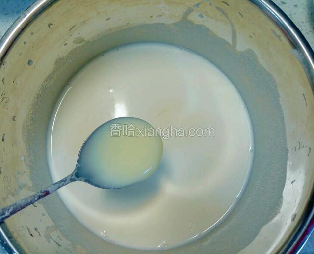 加入2勺炼乳搅拌均匀