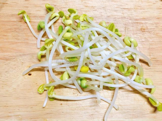 黄豆芽去根洗净。