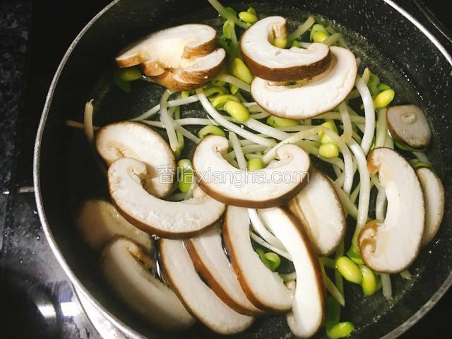 冷水上锅，香菇黄豆芽煮熟。