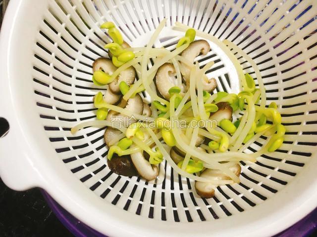 黄豆芽香菇沥干水分备用。