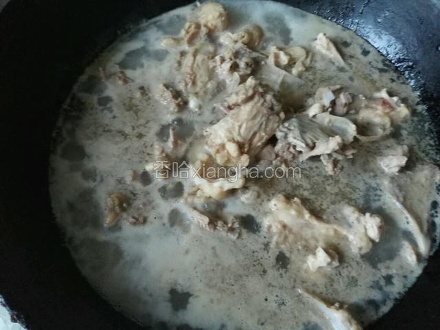 鸡架切块，开水焯去血水，温水洗去末。