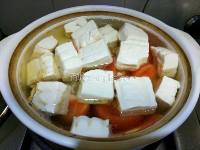把豆腐块放入锅内，水滾，小火慢慢煲二十分钟