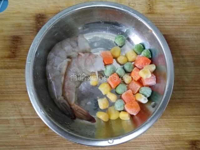 准备杂菜和虾