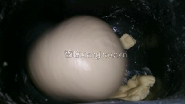 水要分次添加，开启发面程序揉10分钟左右成团后加入切块软化的黄油