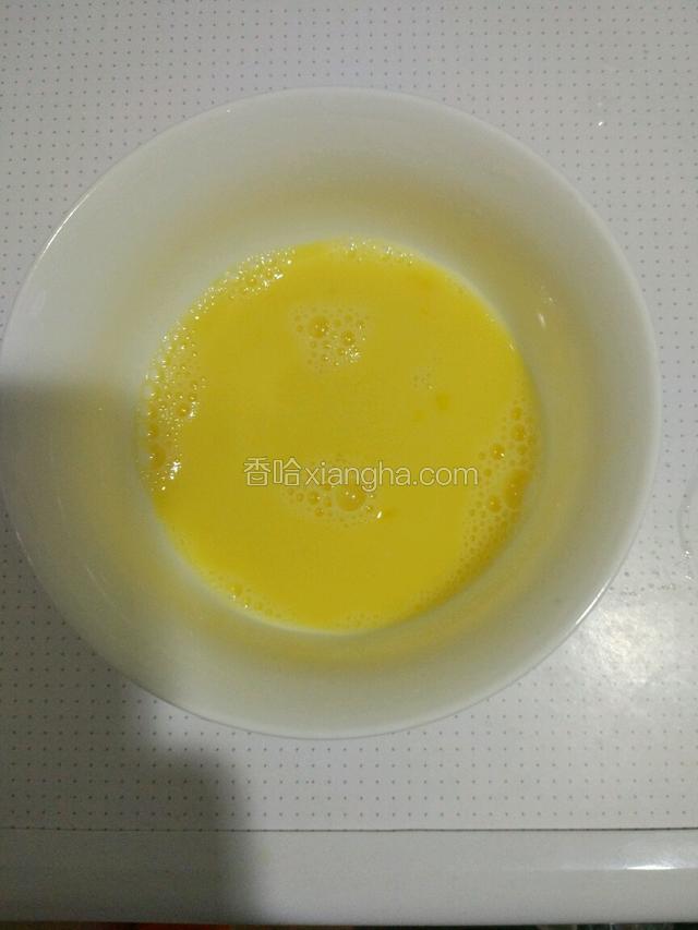 鸡蛋用筷子打散后，备用，准备山泉水和冰糖融化后融合一起，倒入适量炼奶搅拌均匀。
